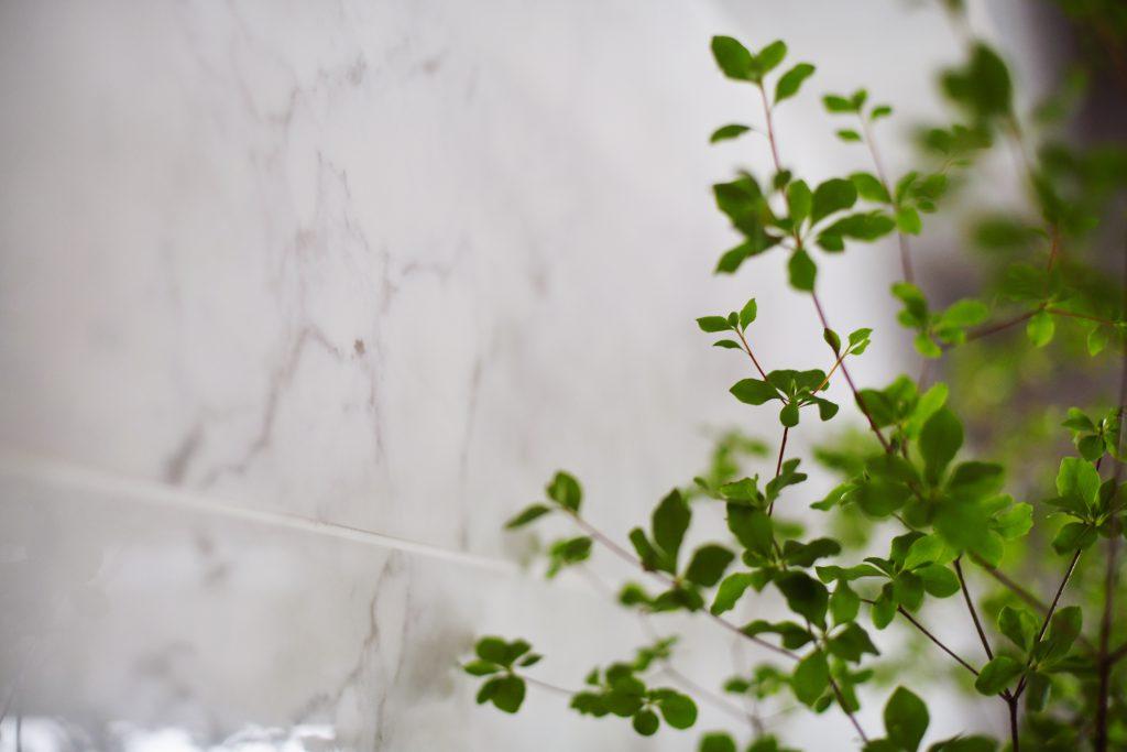 大理石風の大判タイルは割付までこだわって貼りました。