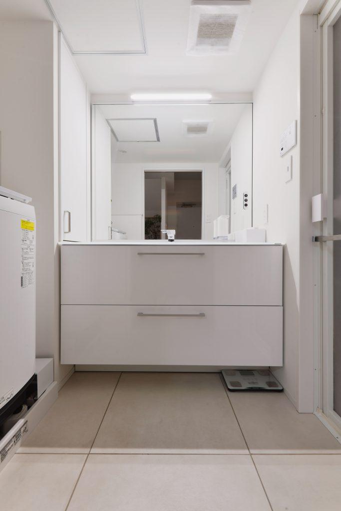 フロートタイプの洗面台と大きな一枚ガラスでスタイリッシュに仕上がりました。