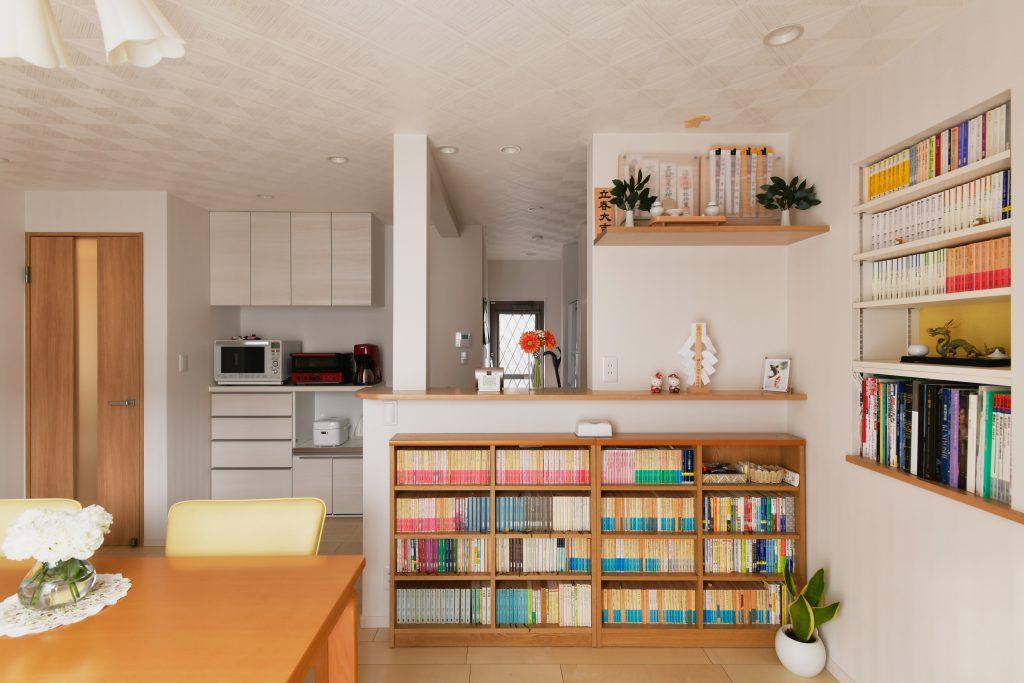 1階LDKにも本棚を設けました。出窓だったところをニッチ本棚にしています。