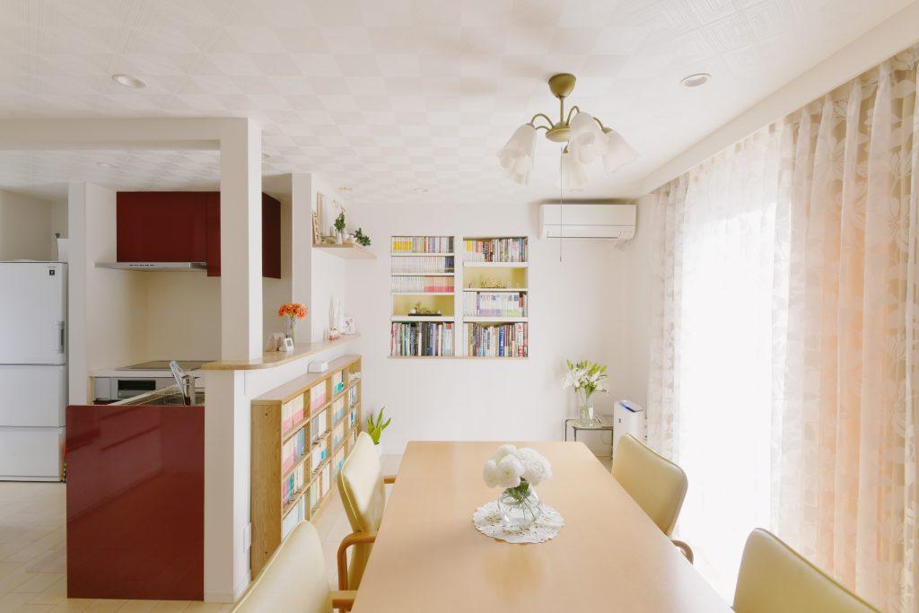 奥まっていたセミクローズのキッチンは移動してL型の対面キッチンに。元キッチンだったところは冷蔵庫置き場とパントリーにして使いやすくしています。