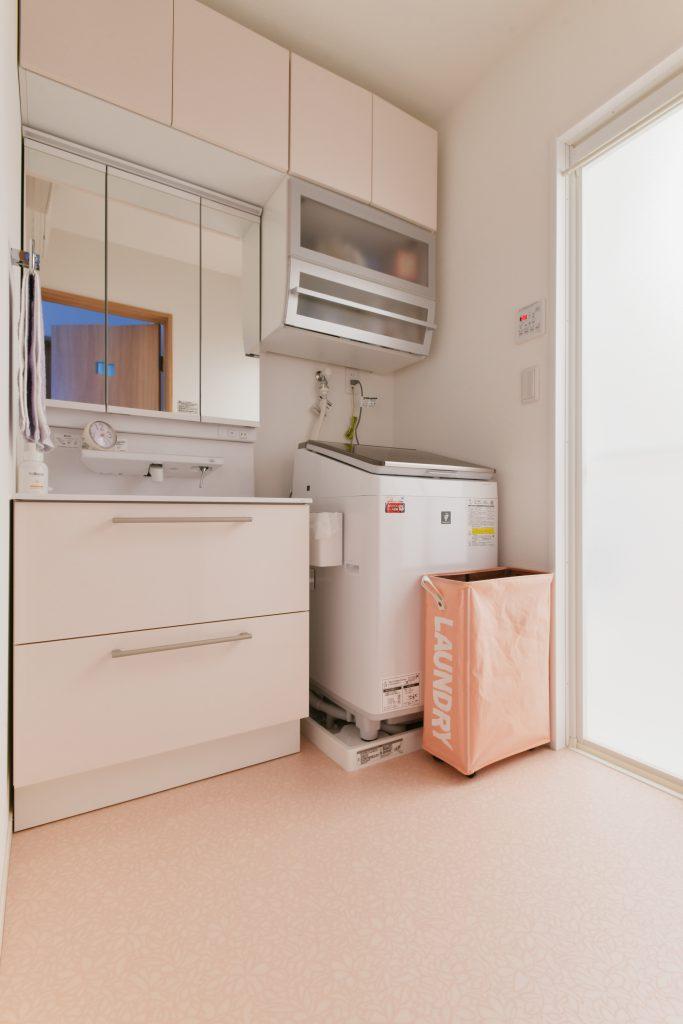 水廻りスペースはお風呂の位置をずらした上でそれぞれサイズアップ。収納たっぷりで使いやすい洗面室になりました。