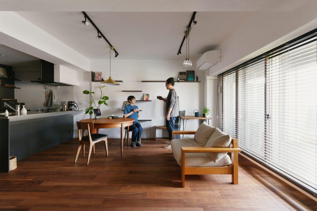 ウォールナットの床と漆喰の壁でちょうどよい高級感のあるリビングです。