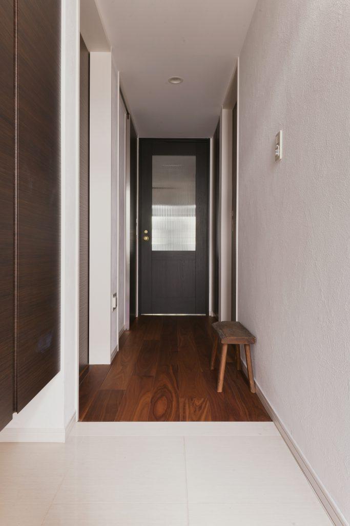 インテリアテイストに合わせてリビングドアは交換。真鍮のドアノブが素敵なアクセントになっています。