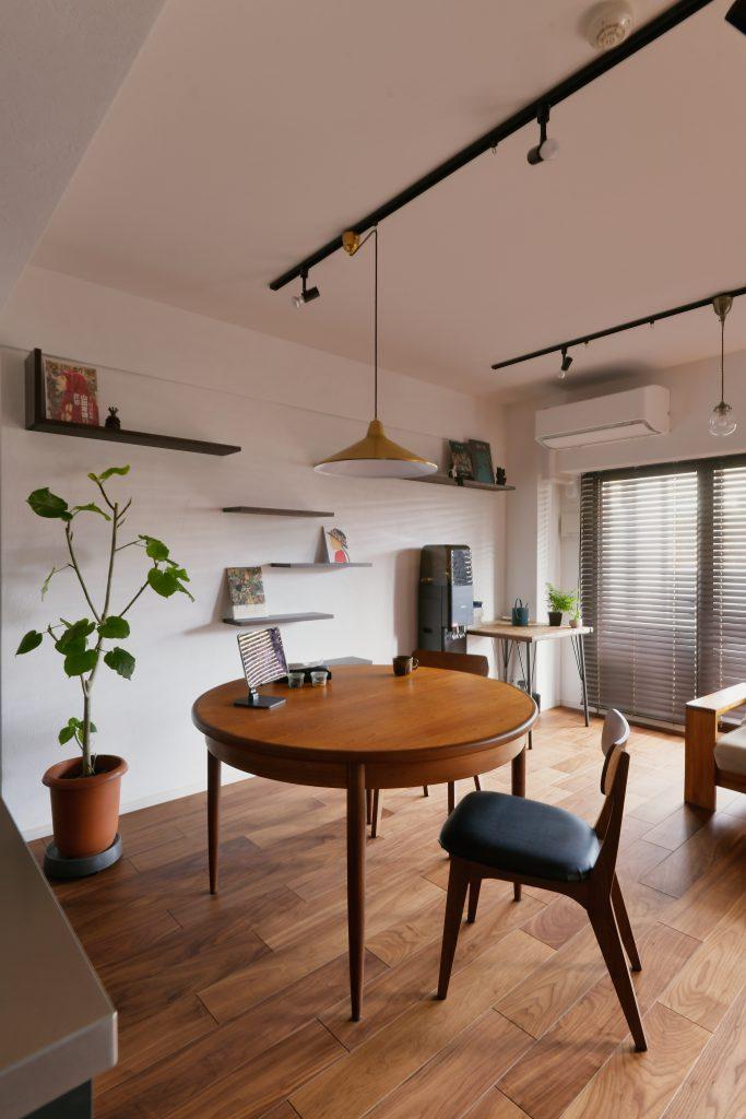 無垢材とフローリングの良いとこどりのライブナチュラルプレミアム。漆喰の壁との相性ももちろんばっちりです。