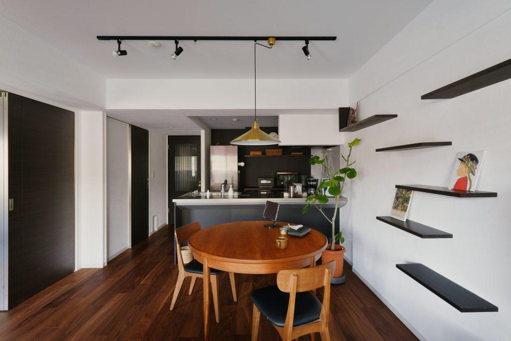 キャットウォークは棚受けがいらない 壁に埋め込むスタイルでとてもすっきり。登りやすいように配置しました。