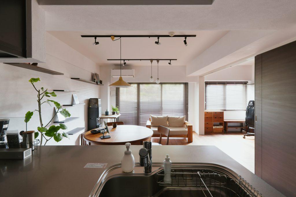 バイブレーション仕上げのステンレス天板。視界が広がるオープンキッチンです。