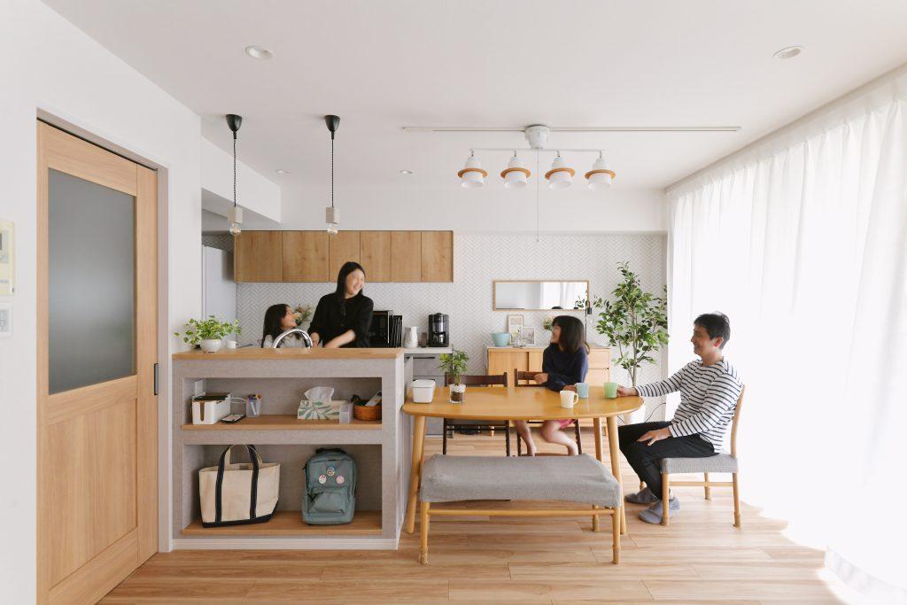 奥様がこだわったキッチン前のニッチ収納。普段使いのバッグや日用品をお洒落に取り出しやすく収納。リビングの素敵なアクセントにもなっています。