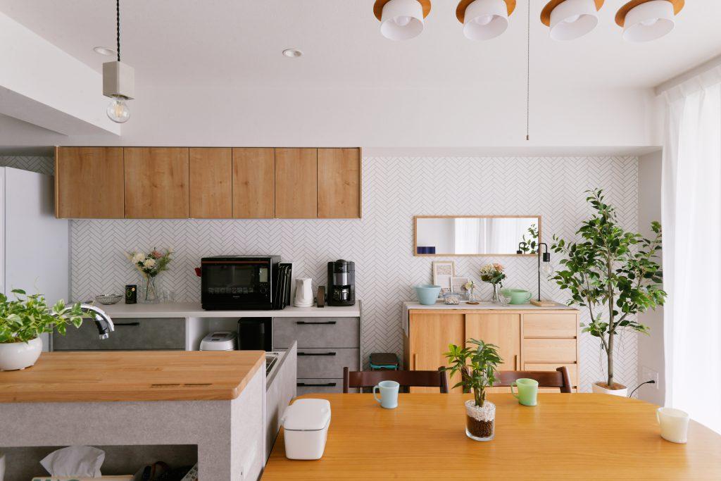 カップボード側はアクセントクロスを貼りました。木目調の扉や家具との相性もばっちり！