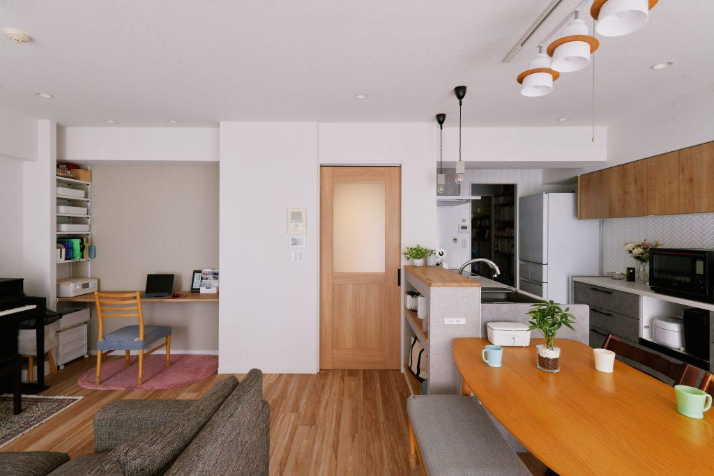 リビングドアは全体の雰囲気に合わせてチョイス。ドアを上手にアクセントにしています。