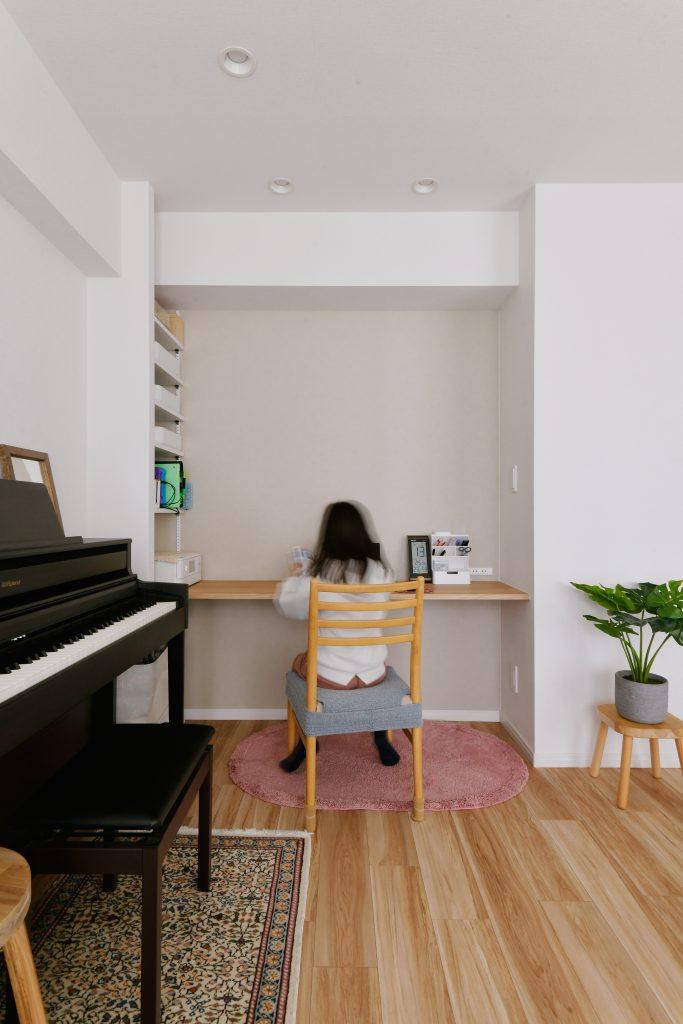 リビングの一角に設けたデスクカウンター。左側にはニッチ収納棚を設けてデスク回りもすっきり。奥まっている収納なのでリビングの雰囲気を壊しません。