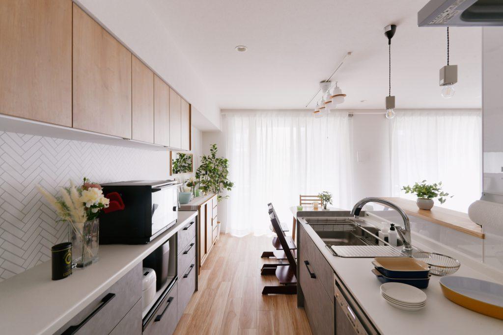 明るいキッチンでお料理するのもたのしくなります。カップボード側のアクセントクロスが効いています。