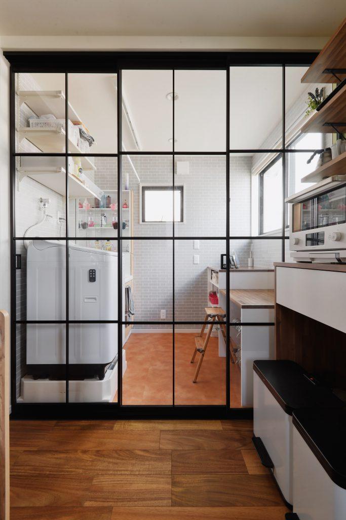 通常は生活感あふれるランドリールーム兼家事室なのに、この仕上がり！間仕切りのアイアン風の引戸が抜群のアクセントになっています。