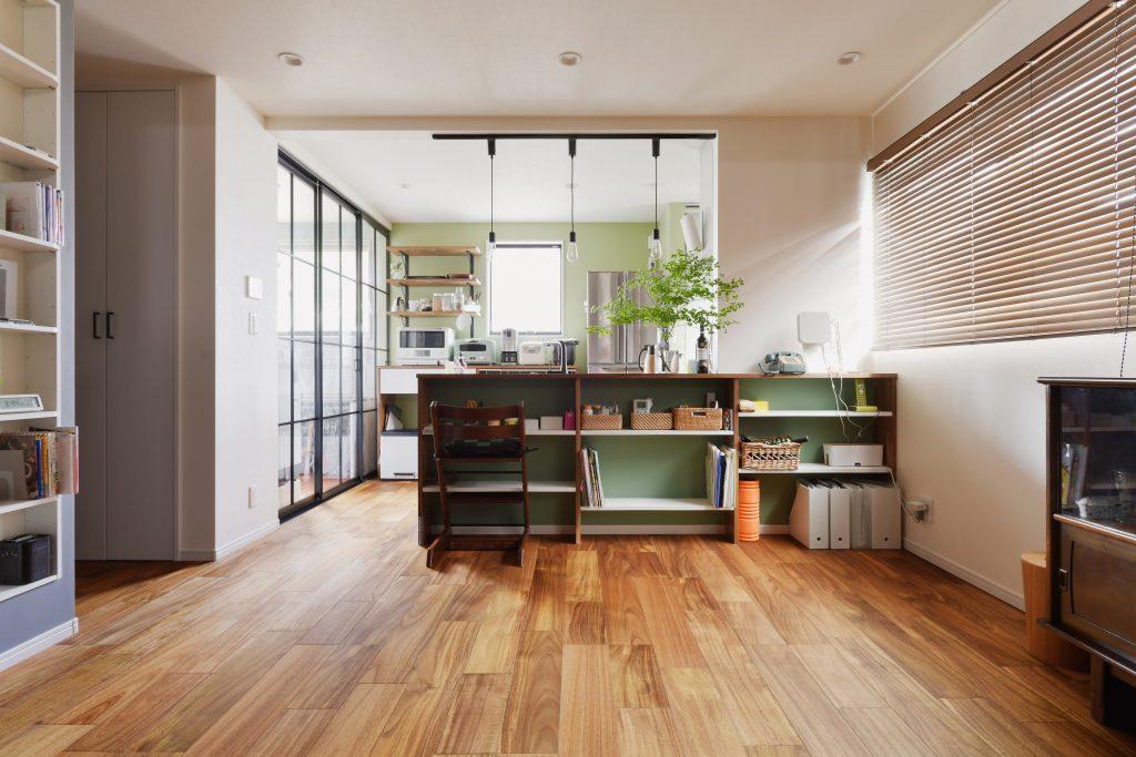 ライブナチュラルプレミアムMSXのアカシアフローリングでお部屋の雰囲気がぐっと良くなります。キッチンカウンター収納は無印良品のラタンバスケットがちょうどぴったり納まるように設計しました。