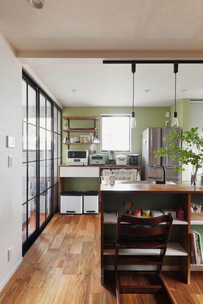 代々愛用されてきたチャイルドチェアもしっくり馴染んでいます。