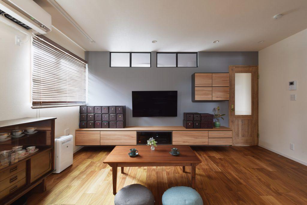 大建工業のミセルで造作したリビング収納。壁上部の室内窓で隣接するお部屋からの明かりもほんのり取り込んでいます。