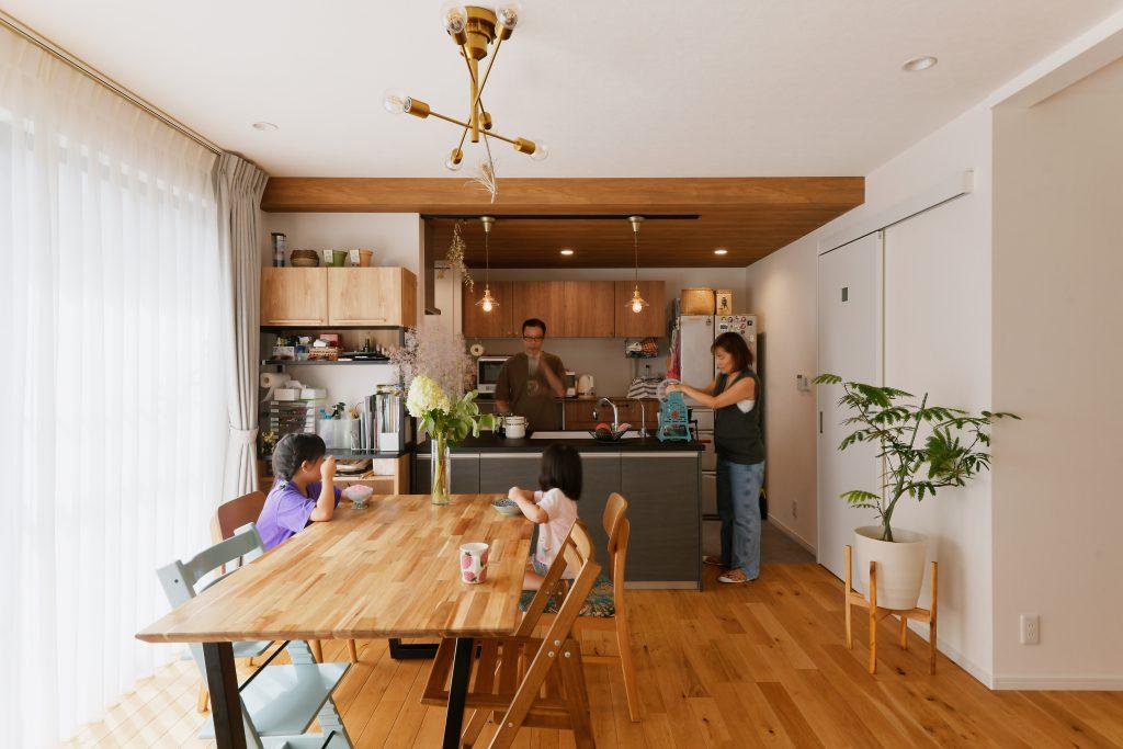 構造上抜抜けない壁や梁を活かすために、キッチン部の天井は木目クロスで仕意匠性を上げて圧迫感をなくしてています。