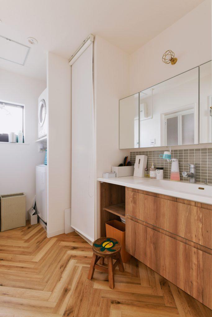 拡張してLDKから直接出入りできるようになったことで家事動線が良くなりました。広くなった分収納スペースを設けて使い勝手もアップ。ヘリンボーン柄のフロアタイルとミラー照明で雰囲気も上々です。