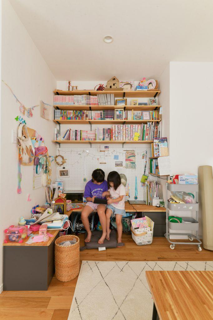 秘密基地その1。　
リビング横にキッズスペースを造りました。キッチンからは丸見えにならない位置に壁を建てることでちょっとした篭り感があります。