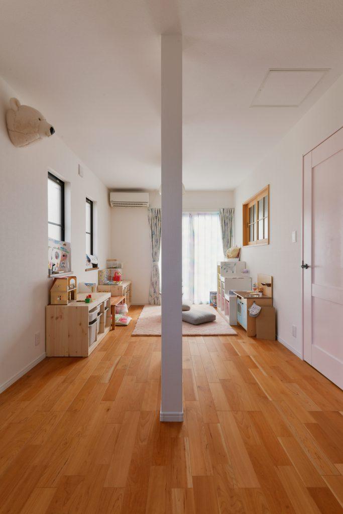 今はお子様の遊び場と奥様の趣味のお部屋として使っていますが、将来的には仕切って2つの個室にできるように計画しています。