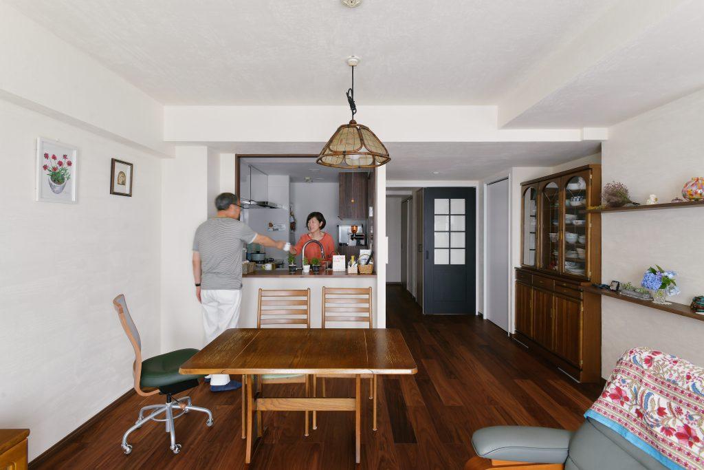 漆喰の壁と無垢挽板利用の朝日ウッドテックのライブナチュラルプレミアムの床で空気まで美味しいリビングです。