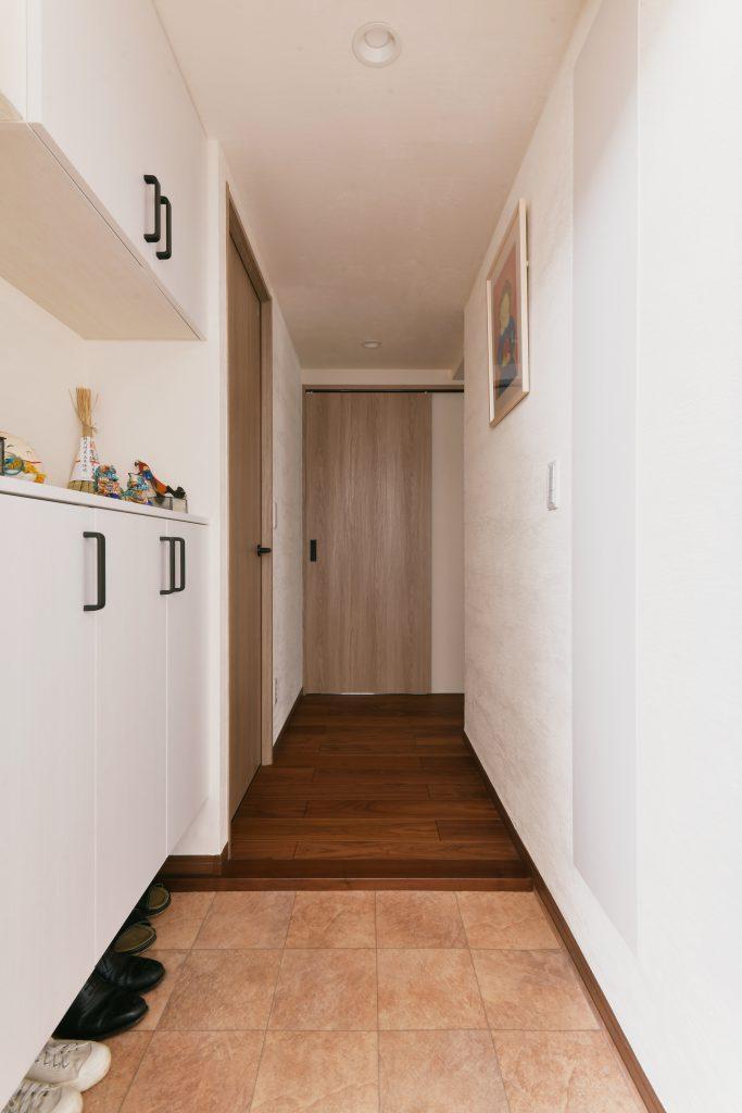 玄関からすぐの廊下もカルクウォールを採用して上質感を演出。