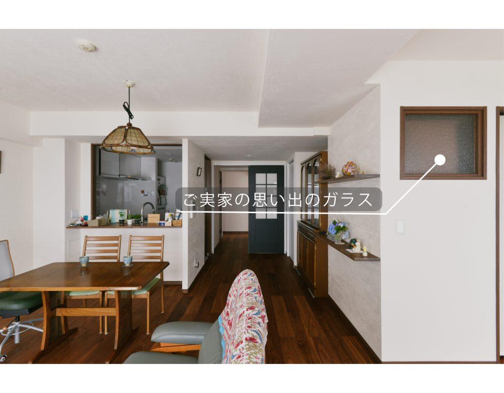 ご実家にあった思い出のガラスを使って明り取りの室内窓をつけました。