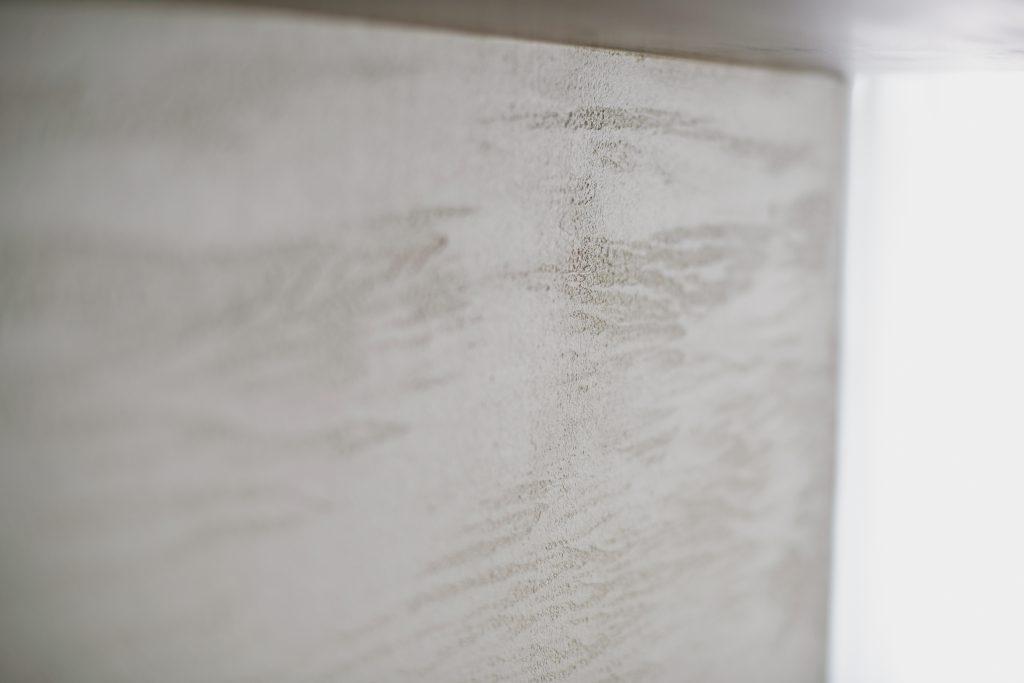 カルクウォールで仕上げた壁。クロスでは出せない質感と機能を楽しめます。