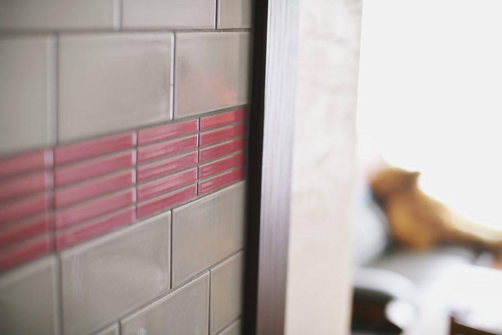 奥様念願のアクセントタイルを使って雰囲気も上々。ピンクが映えてキッチンに立つのも楽しくなります。