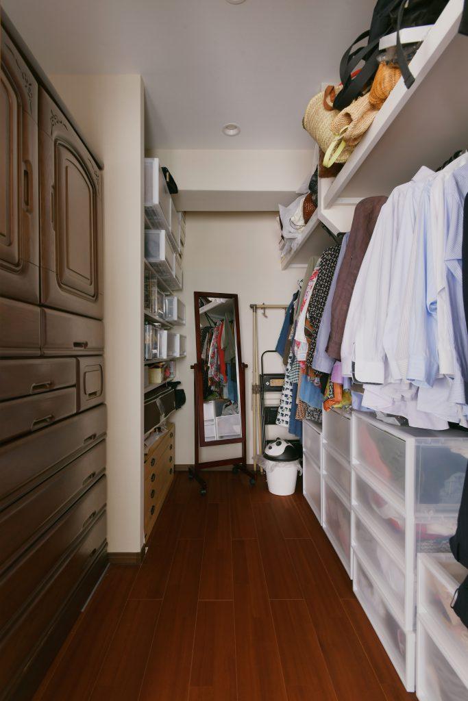 和室を取り込みサービスルームをサイズダウンしたことで生まれたスペースにはファミリークローゼットを新設。たくさんの洋服がすっきりと納まります。収納内部の壁下地に調湿効果のあるものを採用したので湿気も篭りません。