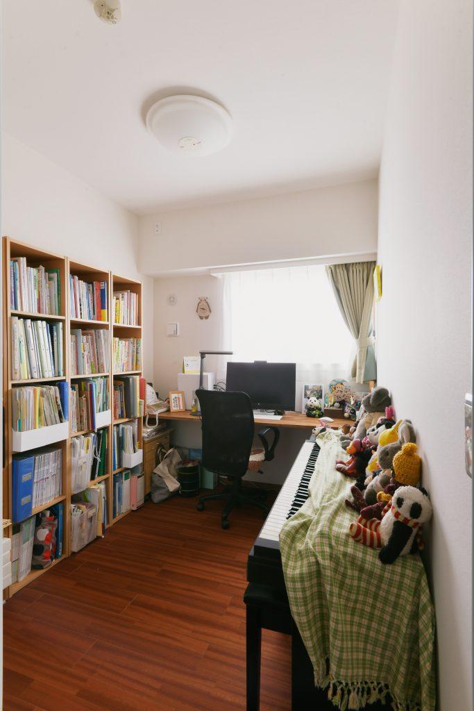 サイスダウンしたサービスルームは奥様のワークスペースに。