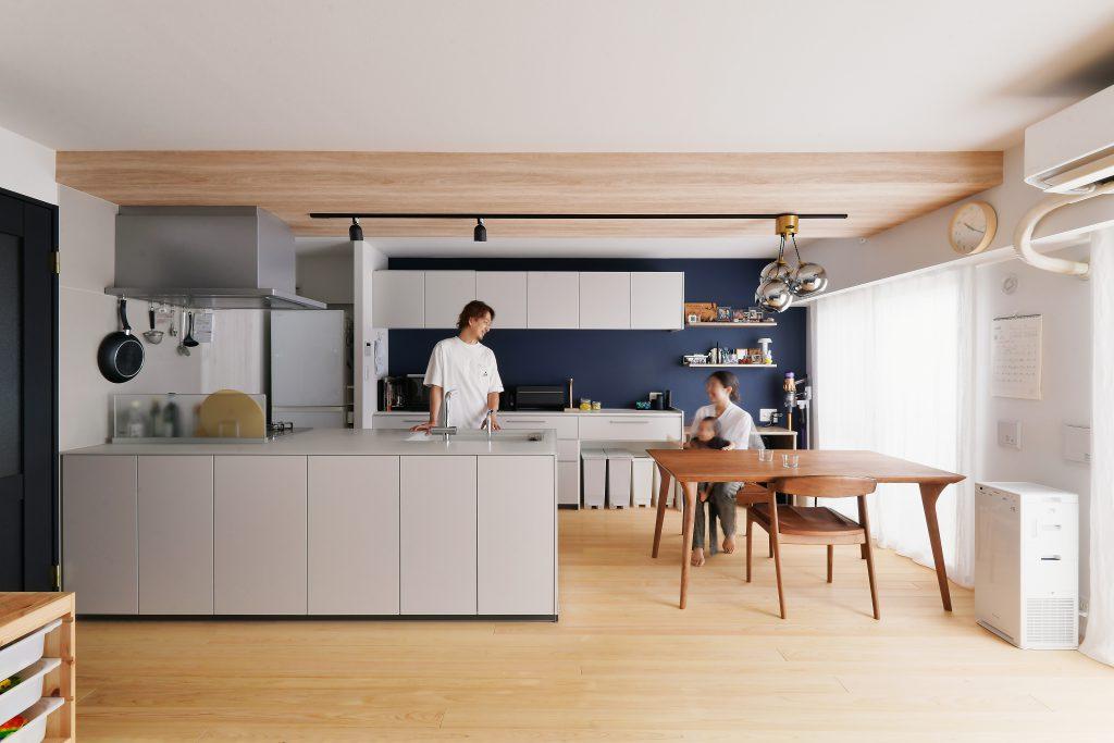 キッチンから直接洗面室に行ける回遊動線を実現。水廻りはすべて位置を動かして、家事動線が大きく改善できました。床は東京都檜原村産の無垢ヒノキ。経年変化も味わいになる本物です。