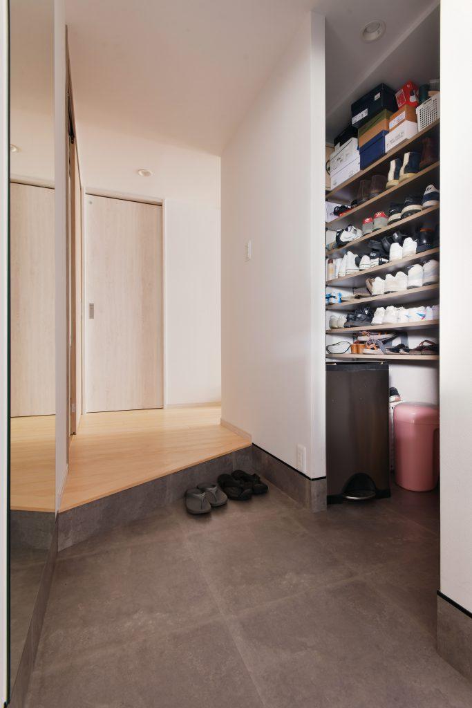 トイレの位置を移動してそこにシューズクロークを設けました。居室も少しサイズダウンして以前の玄関ホールよりすっきりシンプルなカタチになりました。