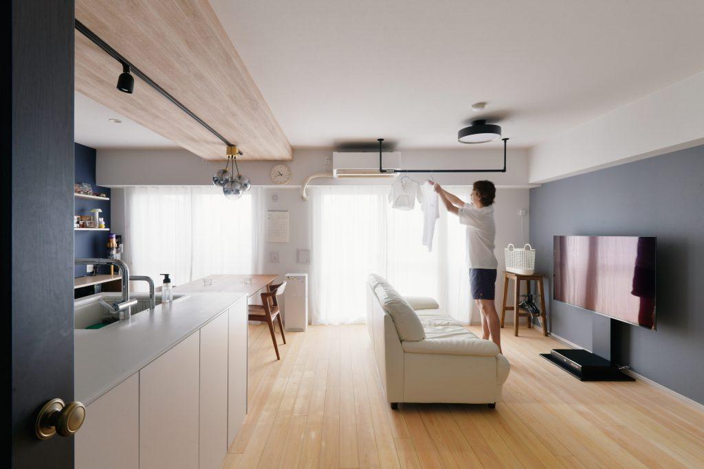 毎日の暮らしを大切にすると洗濯物干しにも気が抜けません。リビングにってもお洒落に見える黒フレームはダクトレール照明とも相まっていい雰囲気、かつとっても便利！