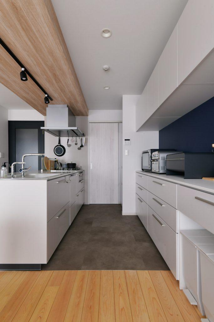 水廻り空間は水にも汚れにも強いフロアタイルをチョイス。適材適所とはこういうこと！　見切りを入れて見た目も素敵です。