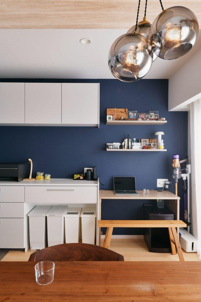 アクセントクロスで仕上げた壁にはパソコンコーナーと飾り棚を組み込みました。家事をしながら仕事もできる！