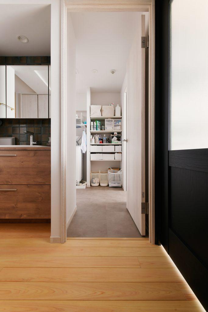 写真正面が洗面室。洗面室の右隣りはすぐにキッチン。