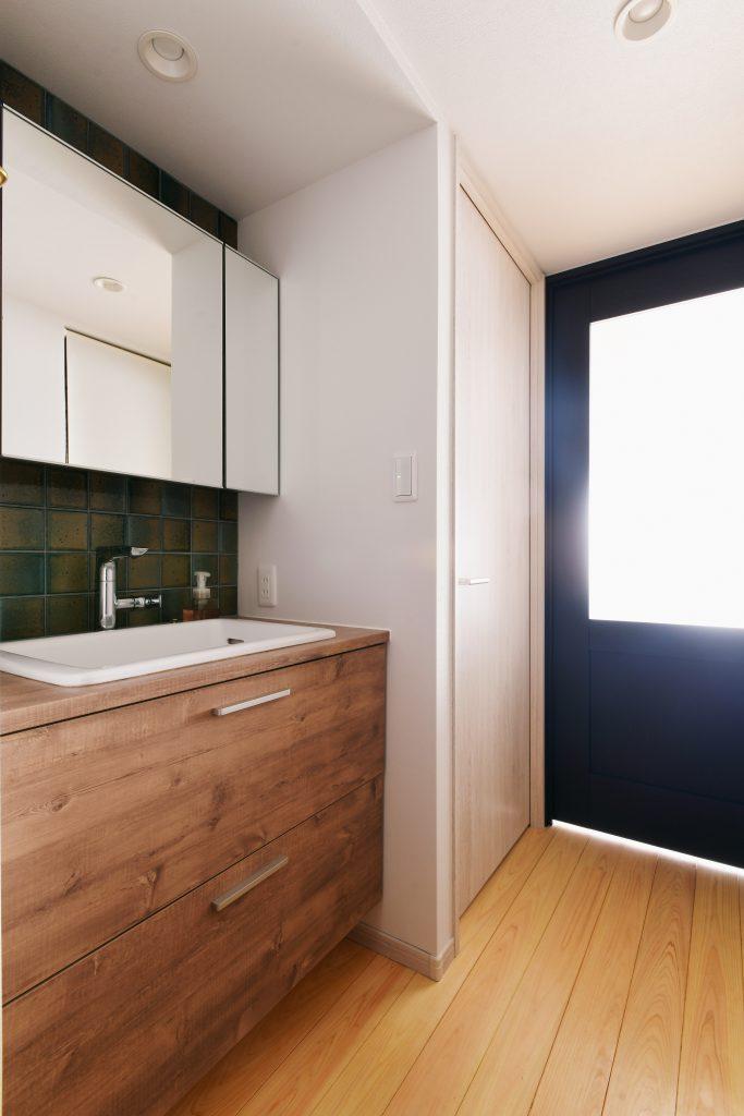 玄関ホールに繋がる洗面コーナー。帰宅してすぐに手洗いができるニューノーマルは実際なかなか効率的！