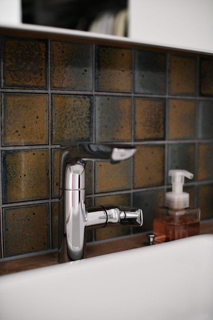 玄関ホールに面していることも意識して洗面台はお洒落に仕上げました。こだわって選んだタイルがポイントです。