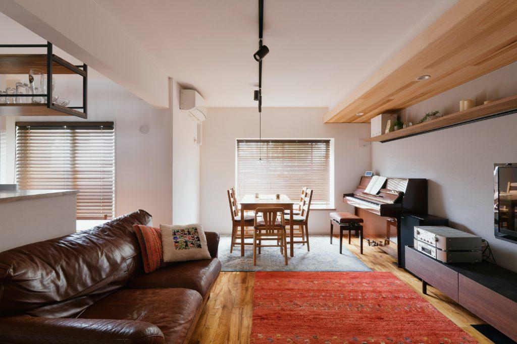 12.5畳のLDKスペースにダイニング・ソファースペース・ピアノがちょうど納まっています。ご主人様のワークスペースも組み込んでいつでも家族の気配が感じられる和やかな空間になりました。TV背面のアクセントクロスや天井に貼ったレッドシダーの無垢材パネル・飾り棚など、デザインや雰囲気にもこだわりました。