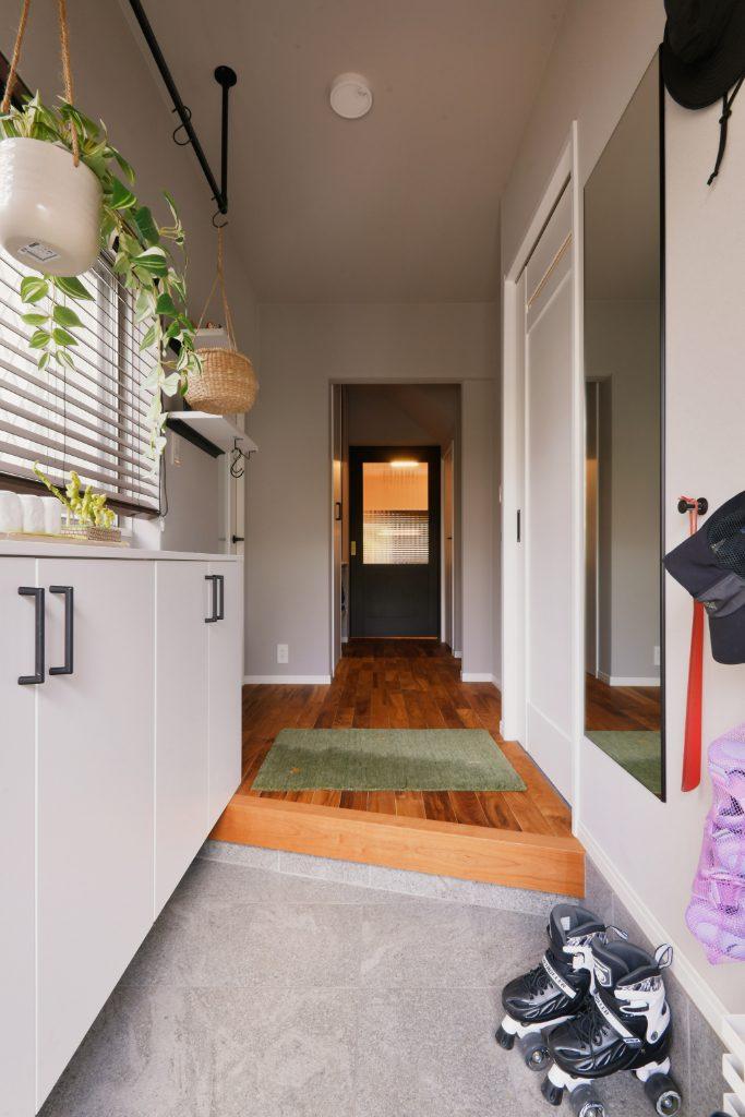 框を斜めにすることで沓脱スペースを広くしました。お子様が使いやすい位置にフックを付けたり、リビングドアの手前に収納を設けてランドセルなどをすっとしまえるようにしたので何時でもすっきり。