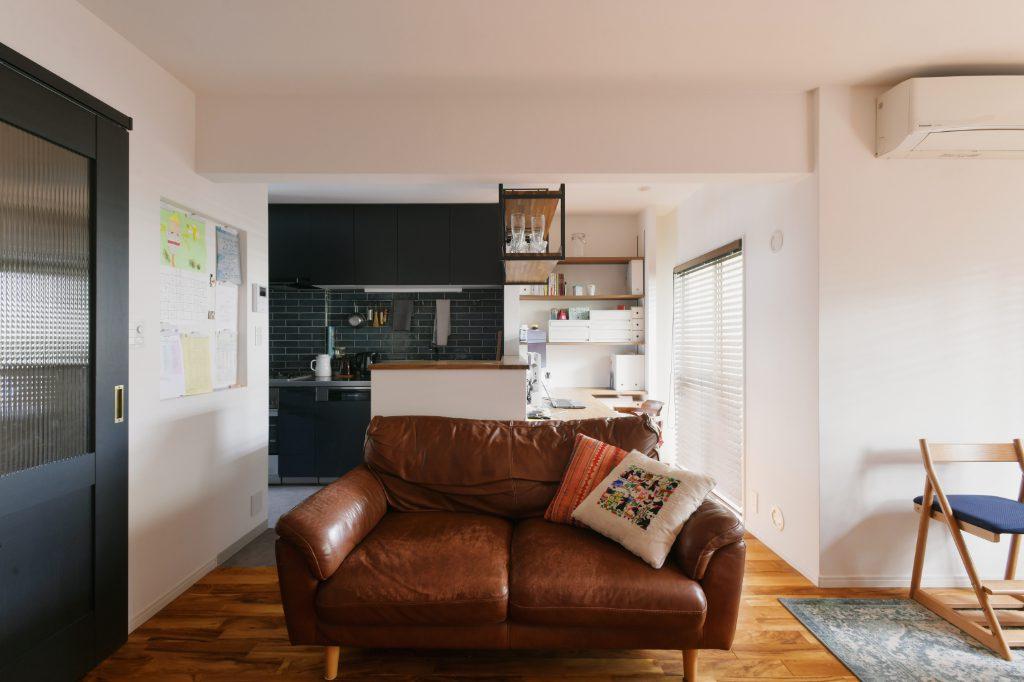 キッチン前にはL型のバーカウンターを設置。その右側はご主人様のワークスペースになっています。どちらもちょうどよい奥行きになるように設計しました。