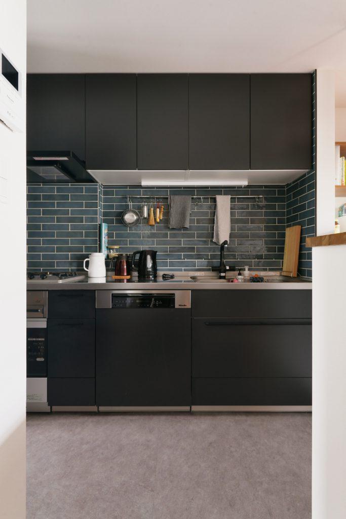 お料理好きなご主人様でこだわりもお持ちとのこと。キッチンはLDKとの一体感が出るようにリビング側にずらしました。ミーレのの食洗機・プロ顔負けの高火力が魅力のノーリツコンロ [プラスdo]を採用。タイルの壁も気分が上がります。