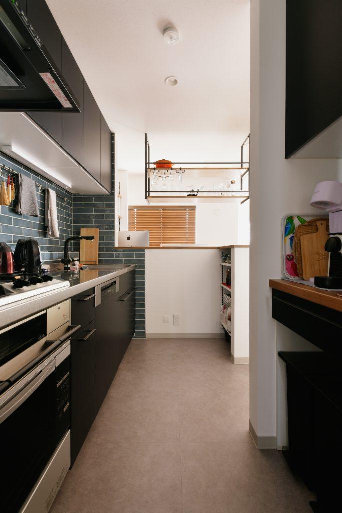 ダイニングとキッチンを曖昧に仕切るL型のカウンターバーは、内部にたっぷり収納できます。上部はラックをつけてグラスをお洒落に収納。