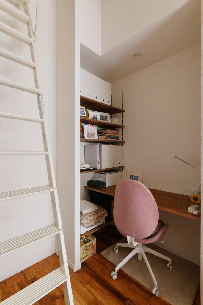 本棚の向かいは奥様のワークスペースに