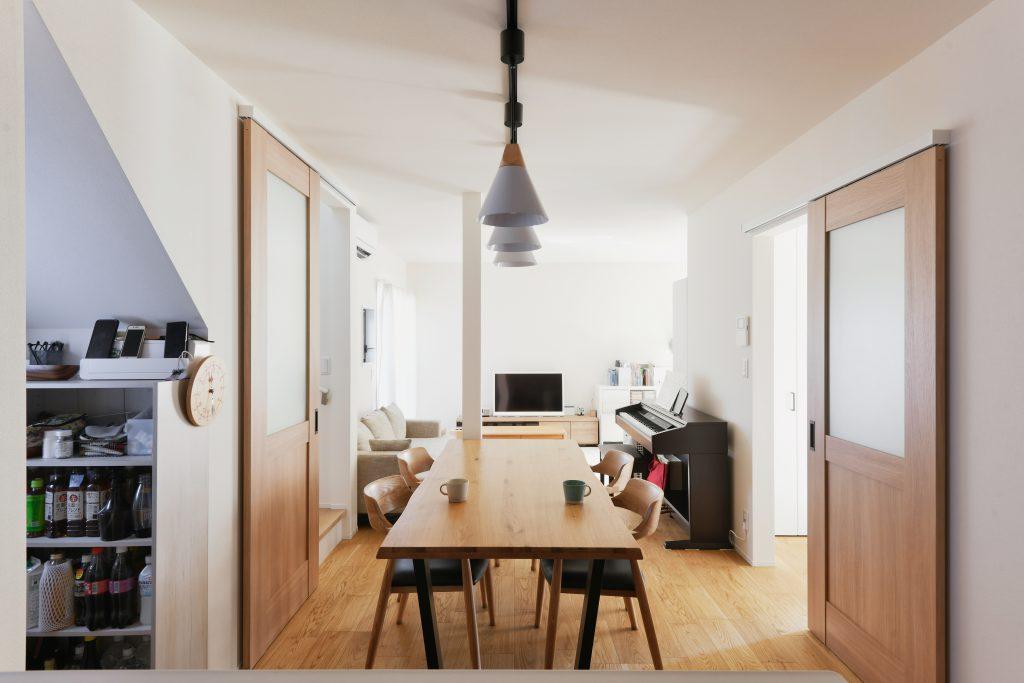 階段下にあたるところは収納スペースとして活用。ダイニングや寛ぎコーナーからは丸見えにならず使い勝手も抜群。