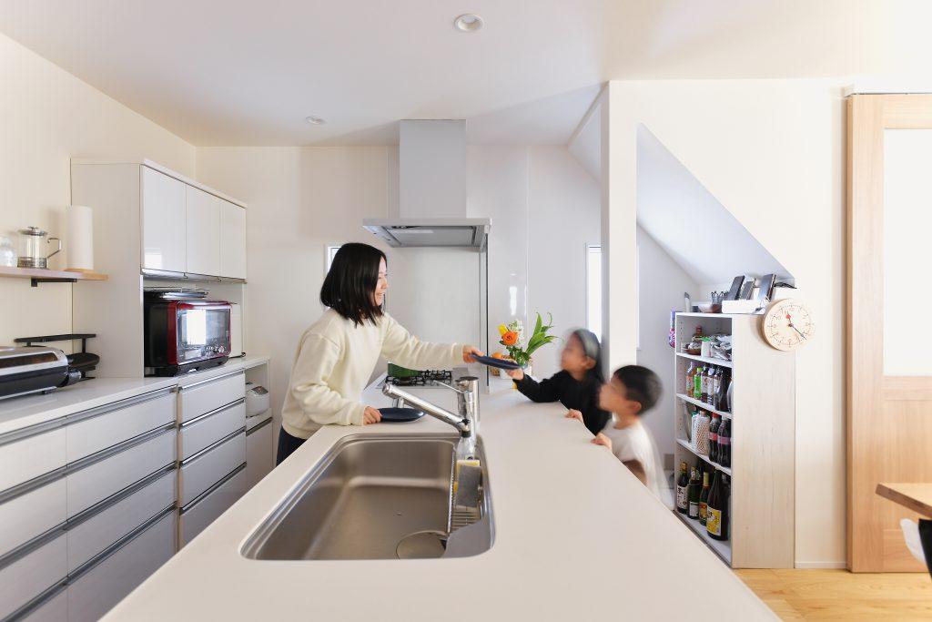 フラット対面キッチンでお手伝いもしやすく。