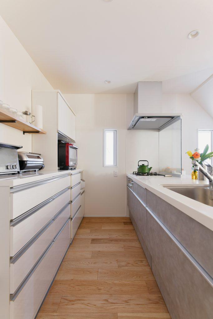 キッチンは淡いグレーの面材で優しい雰囲気に。