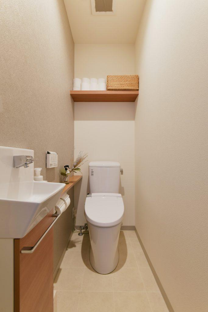 ベージュのクロスが素敵な落ち着いた空間に仕上がりました。