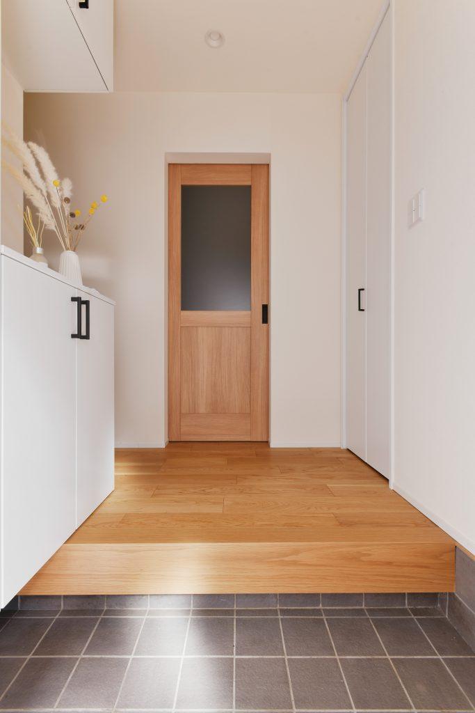 すっきりシンプルな玄関。白と木目が良くあいます。