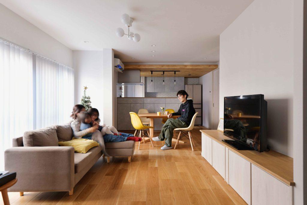 ダイニングキッチンに隣接していた和室2部屋と押入を合わせて1階は広々開放的なLDKに。ほぼ無垢と言ってもよいような高品質の朝日ウッドデックのライブナチュラルプレミアムの床で居心地のいい空間になりました。